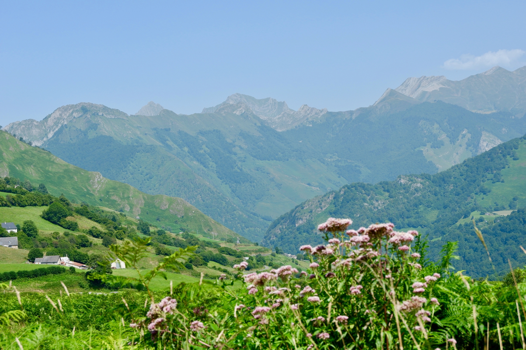 Andalucía Geographic - Travesía de Trekking en los Pirineos, Vistas de las montañas en Lescun