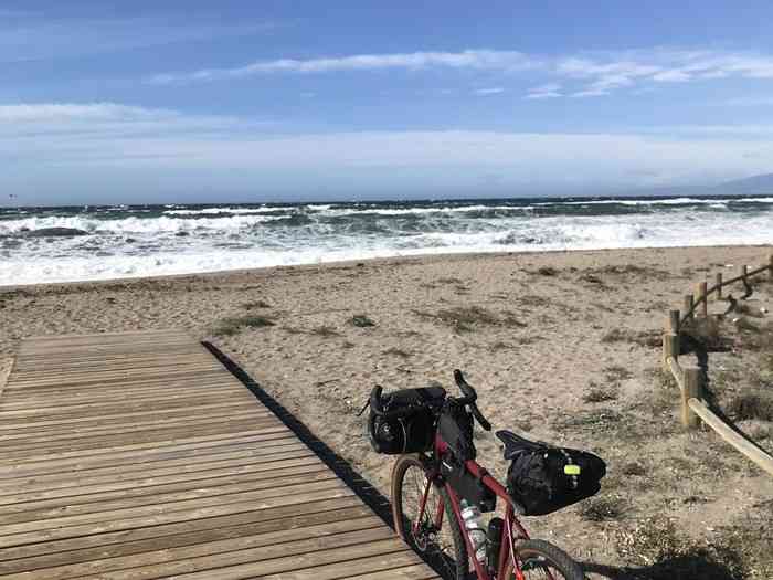 Bicicleta en una de las playas de Cabo de Gata