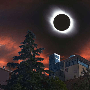 Imagen artística de un eclipse solar total en un cielo dramático con nubes teñidas de rojo y naranja por el atardecer. El sol aparece como un disco negro rodeado por una corona de luz blanca brillante. En la parte inferior, se ven las siluetas de edificios modernos y un pino oscuro que contrastan con el cielo iluminado.