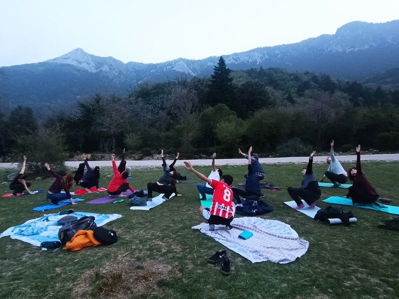 Grupo practicando yoga en los Llanos del Rabel en la Sierra de Grazalema