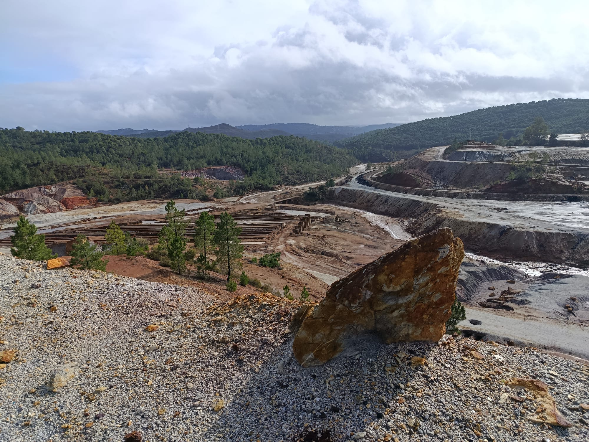 Paisaje minero de las minas de Río Tinto cerca de Nerva