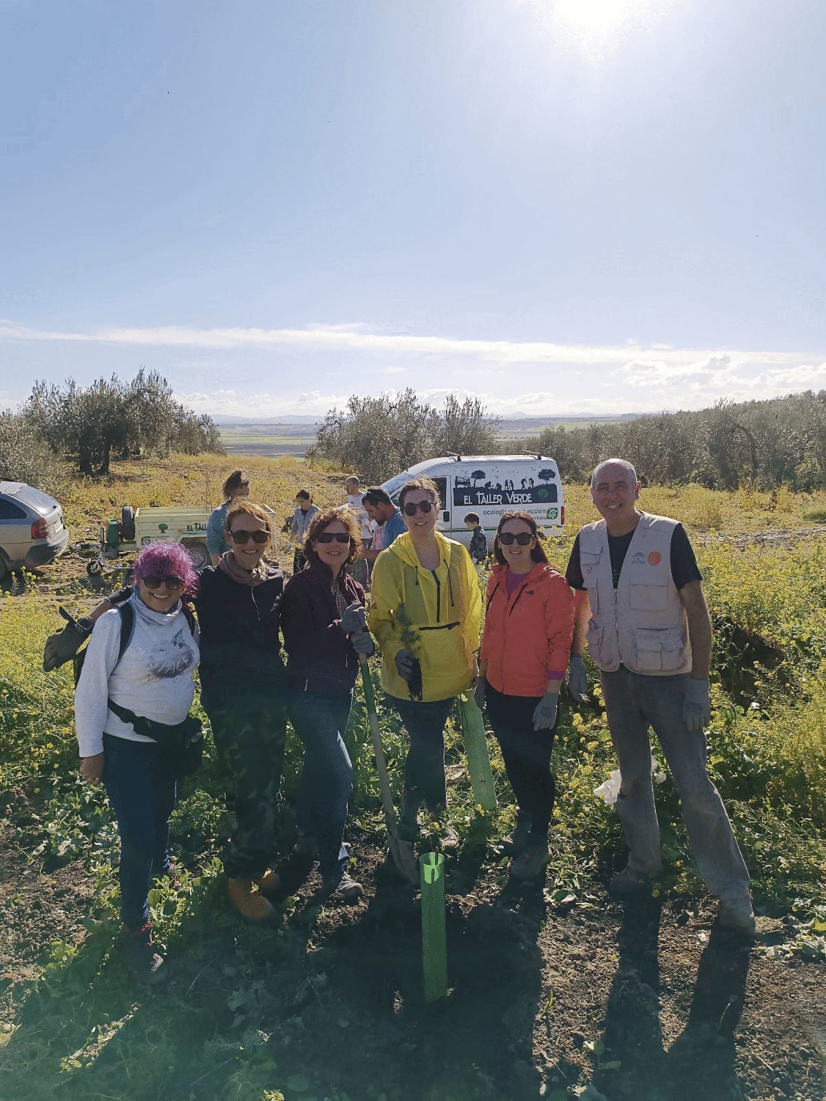 Manos llenas de tierra, corazones llenos de esperanza. En Marchena no solo plantamos árboles, plantamos futuro. Cada encina, cada alcornoque, cada acebuche es un pequeño gesto que suma frente al cambio climático. Gracias a todos los que formáis parte de esta transformación verde.