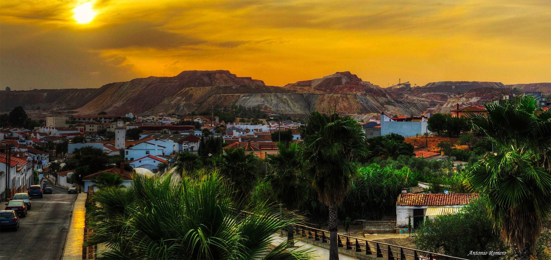 Vista del pueblo minero de Nerva al atardecer