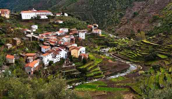 Pueblo tradicional construido en pizarra con calles de origen medieval en la comarca de Las Hurdes.