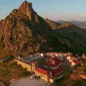 Vista aérea del Monasterio de Treskavec construido al pie de una cima rocosa en las montañas de Prilep.