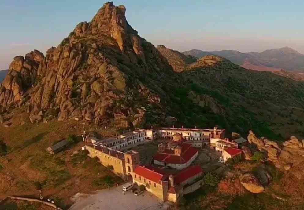 Vista aérea del Monasterio de Treskavec construido al pie de una cima rocosa en las montañas de Prilep.