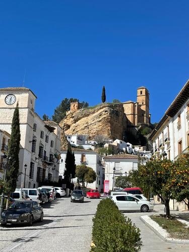 Centro histórico de Montefrío con la Iglesia de la Villa al fondo.